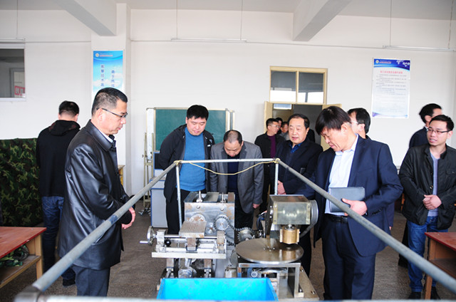 4.參觀農(nóng)機(jī)校實(shí)訓(xùn)基地_副本.jpg 4.參觀農(nóng)機(jī)校實(shí)訓(xùn)基地_副本.jpg