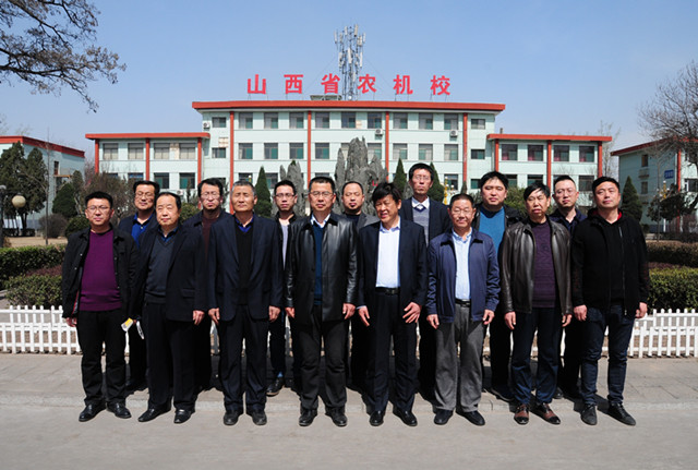 7.兩校人員在農(nóng)機(jī)校留影_副本.jpg 7.兩校人員在農(nóng)機(jī)校留影_副本.jpg