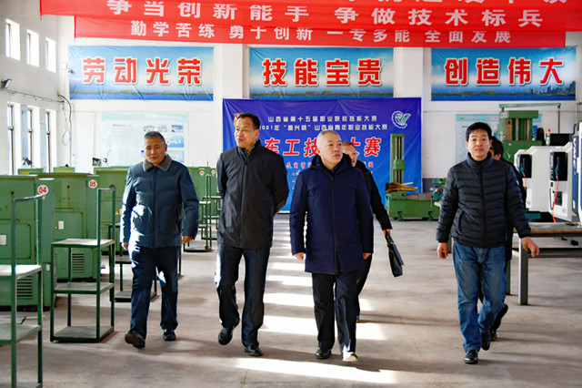 4.趙副廳長一行考察學(xué)校機加工實訓(xùn)基地_副本.jpg