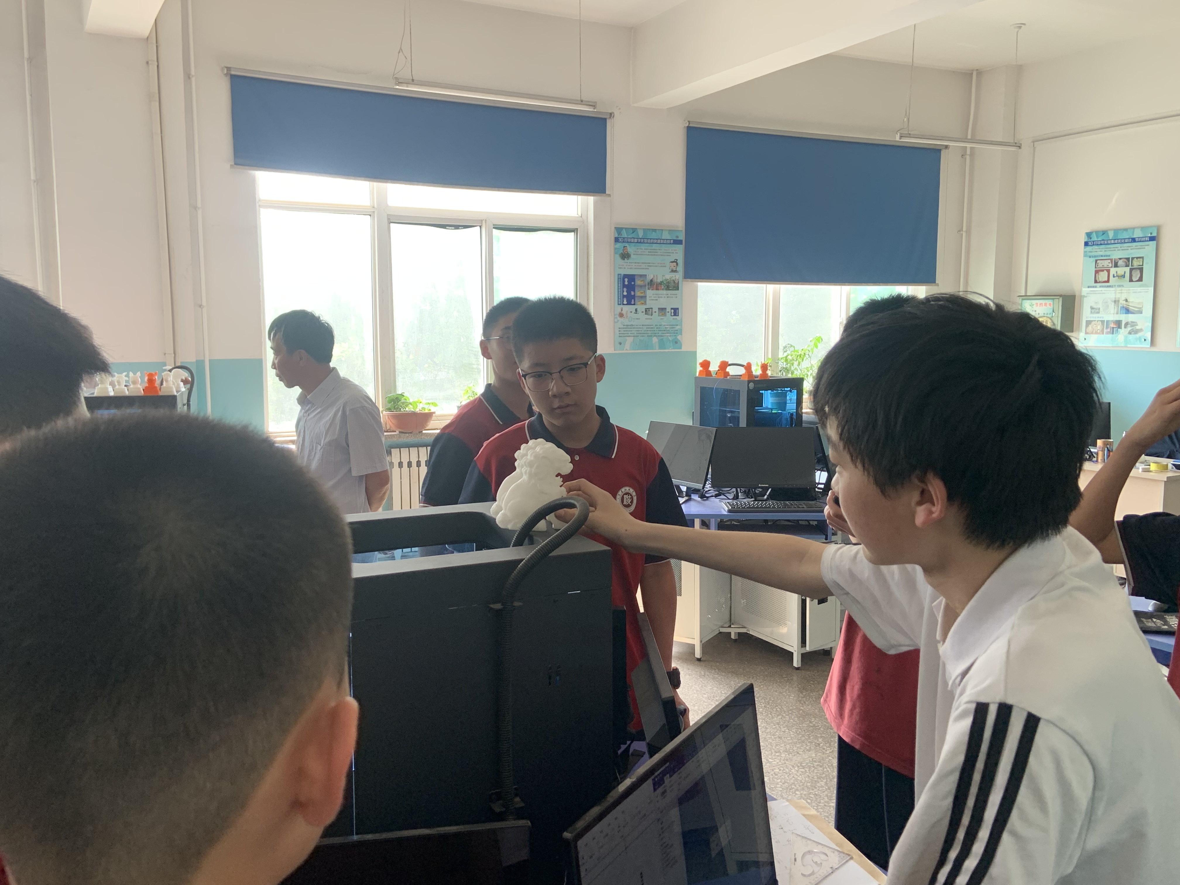 機械系同學(xué)們交流模型打印的過程.jpg