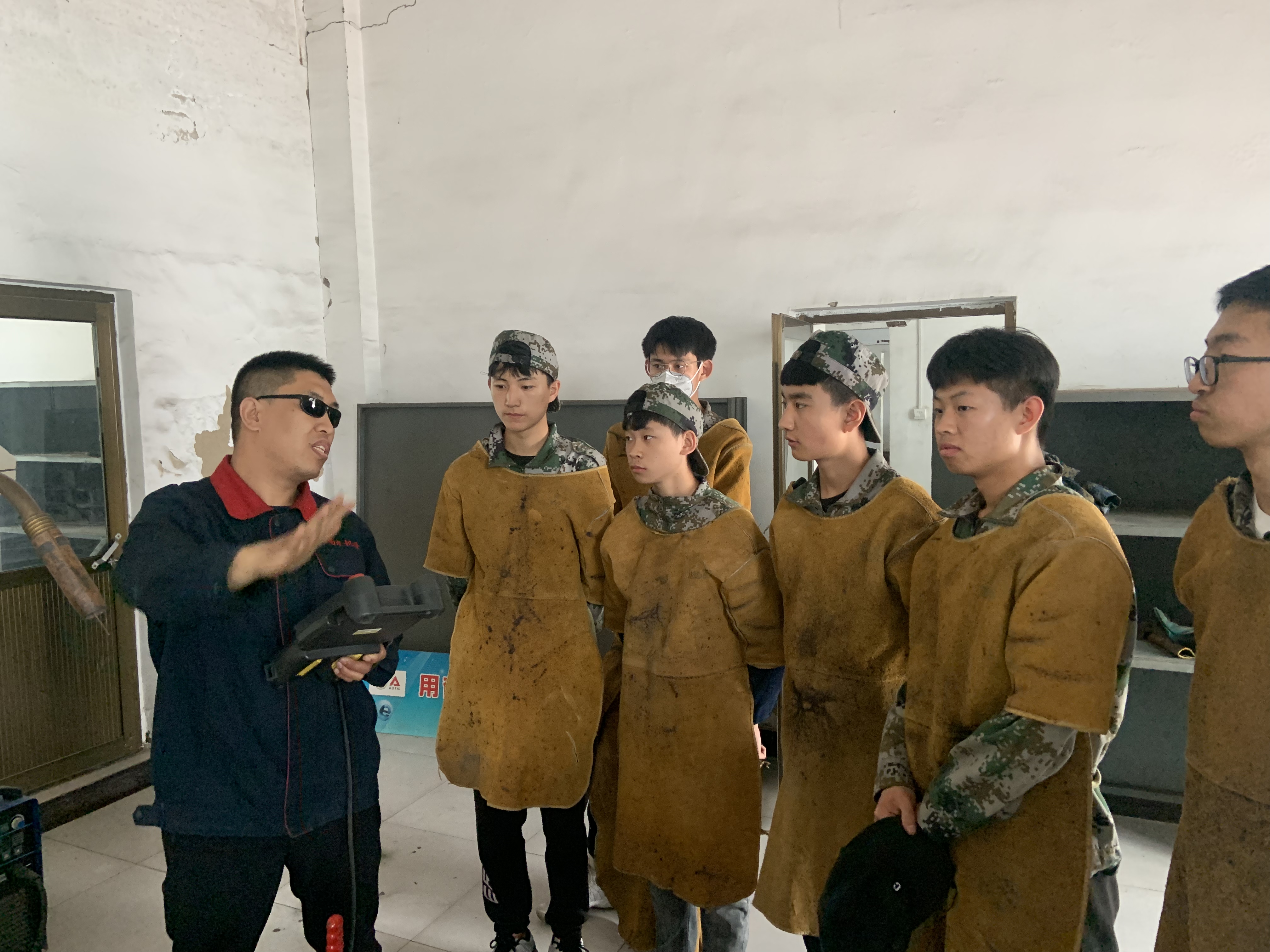 機械系-董廣宇老師講解焊接機器人.jpg 機械系-董廣宇老師講解焊接機器人.jpg