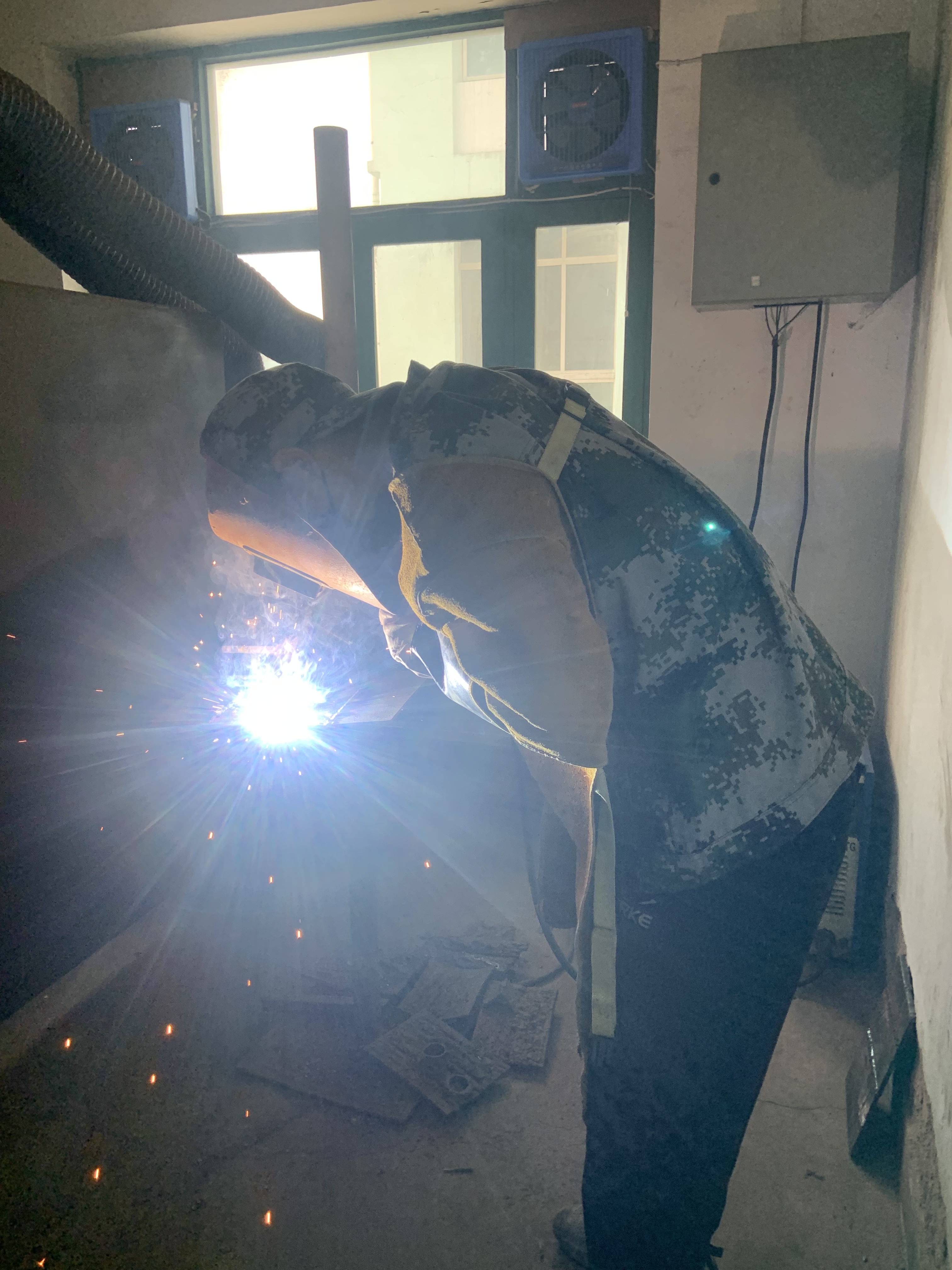 機械系-手工焊的焊接過程.jpg 機械系-手工焊的焊接過程.jpg