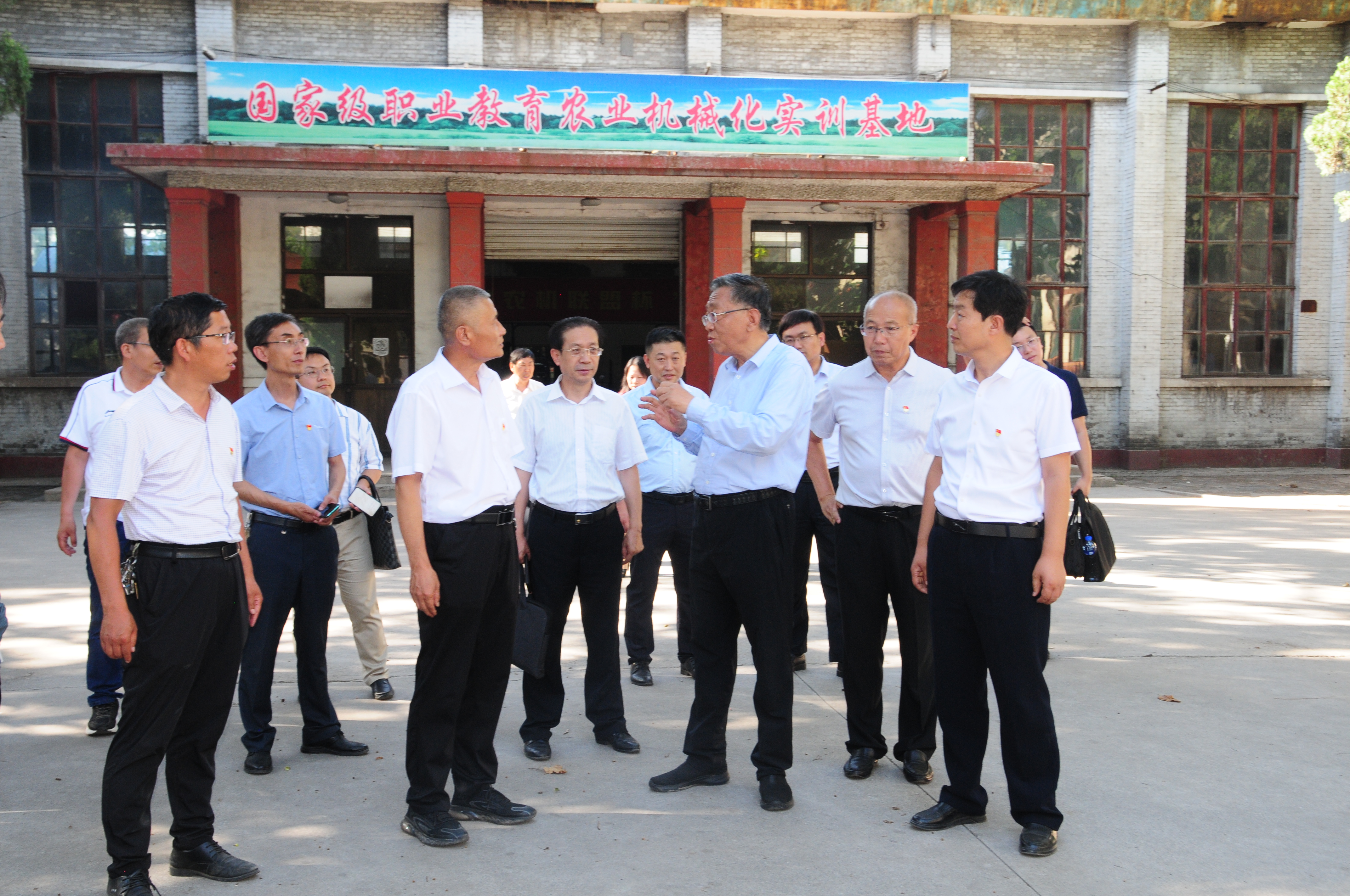 劉廳長參觀學(xué)校農(nóng)機(jī)實(shí)訓(xùn)基地1.JPG