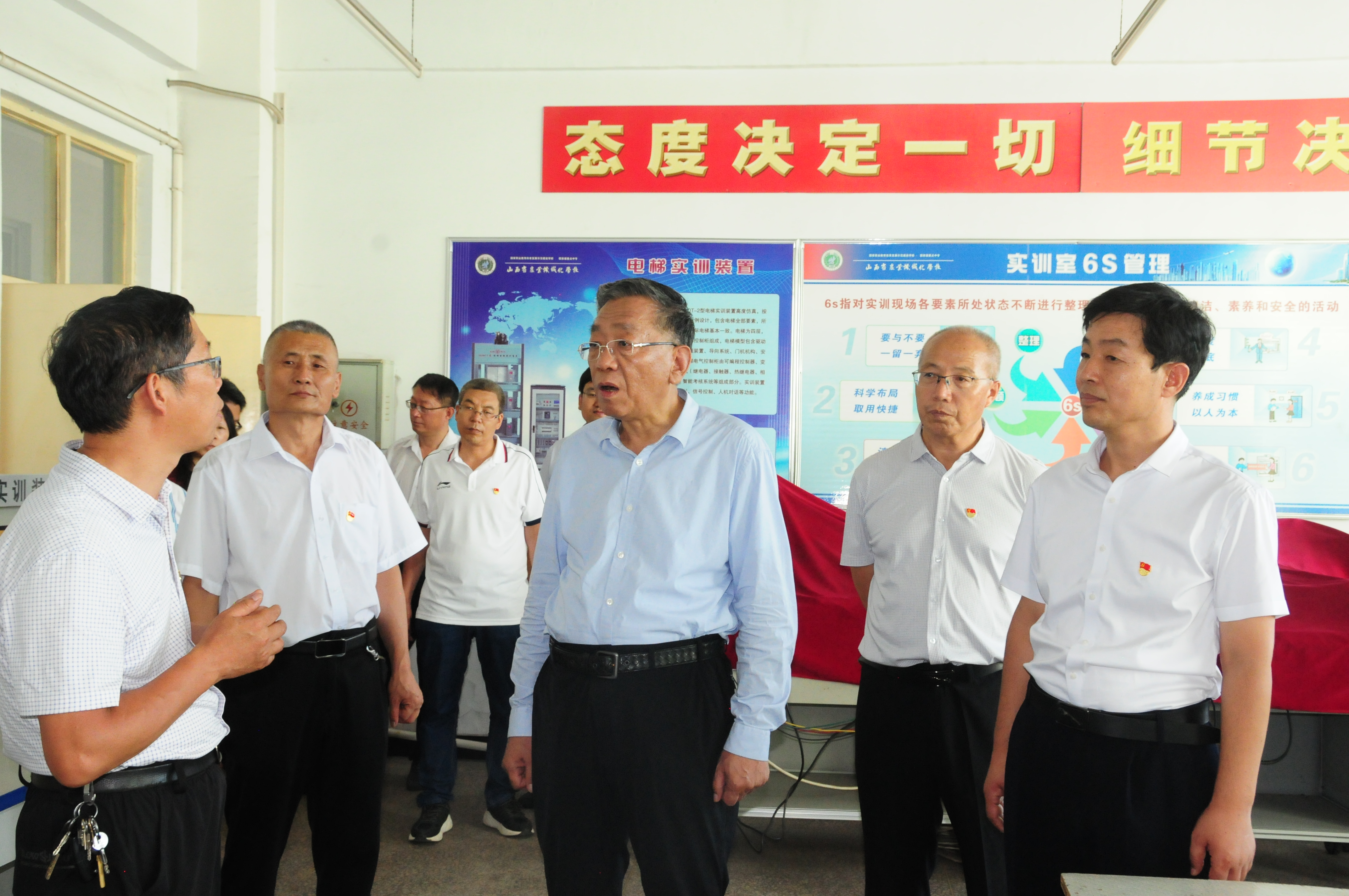 劉廳長參觀學校電氣系實訓室.JPG